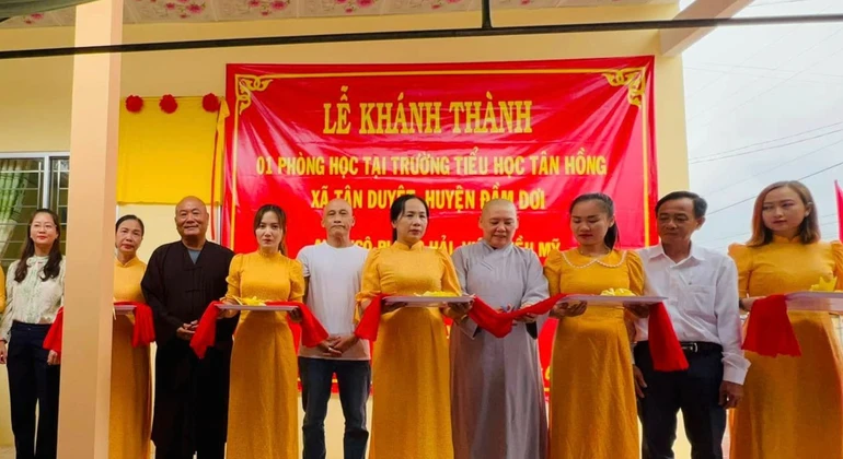 Cắt băng khánh thành phòng học cho học sinh Trường Tiểu học Tân Hồng, xã Tân Duyệt