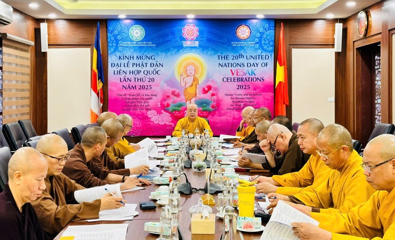 Chư tôn đức Ban Thường trực Hội đồng Trị sự họp tại chùa Quán Sứ - Ảnh: T.M.Q