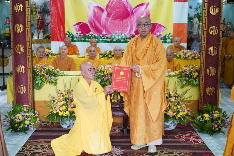 Thượng tọa Thích Quảng Lộc, Trưởng ban Trị sự Phật giáo tỉnh trao quyết định bổ nhiệm đến Đại đức tân trụ trì