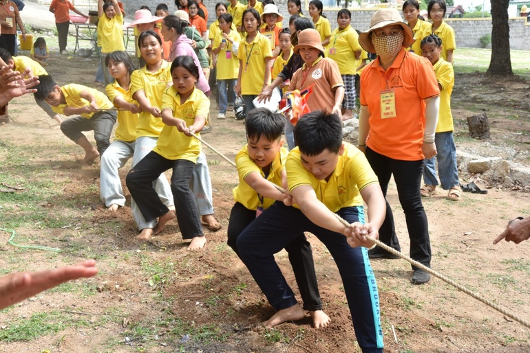 Nhiều trò chơi rèn luyên thể chất cho thanh thiếu niên tại khóa tu