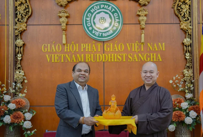 Thượng tọa Thích Đức Thiện trao tặng tôn tượng Đức Phật đản sinh đến ông Mahesh Premathilake