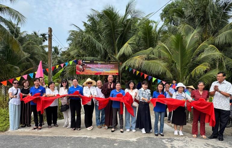 Cắt băng khánh thành tuyến đường bê-tông tại ấp Rạch Mát, xã Nhị Long