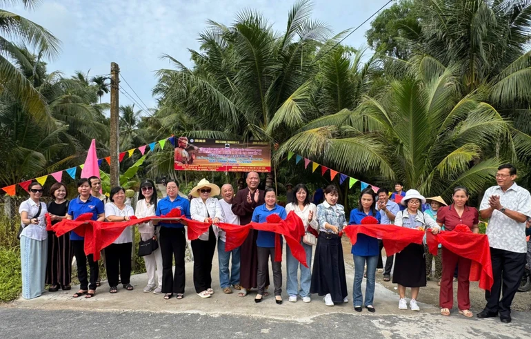 Cắt băng khánh thành tuyến đường bê-tông tại ấp Rạch Mát, xã Nhị Long