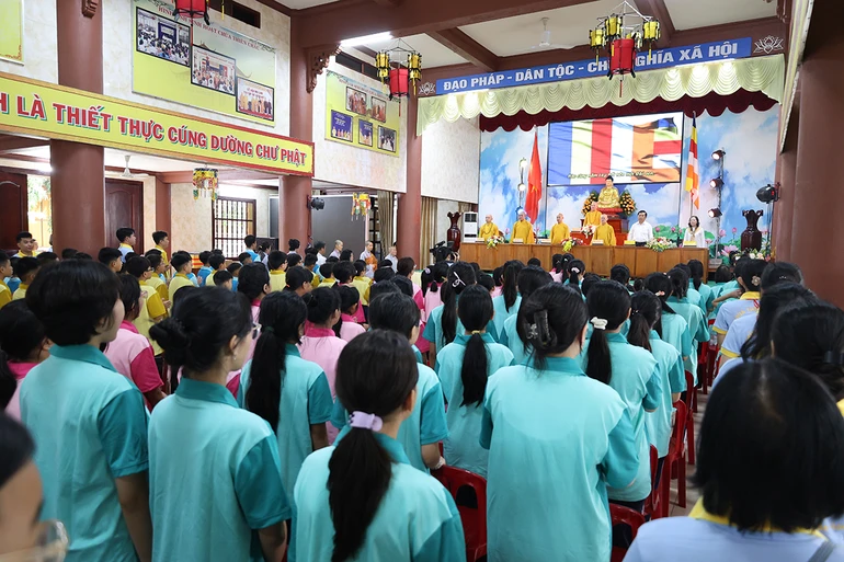 Gần 200 em thanh thiếu niên, Phật tử về chùa Thiên Châu sinh hoạt hè "Hiểu và thương" lần 8