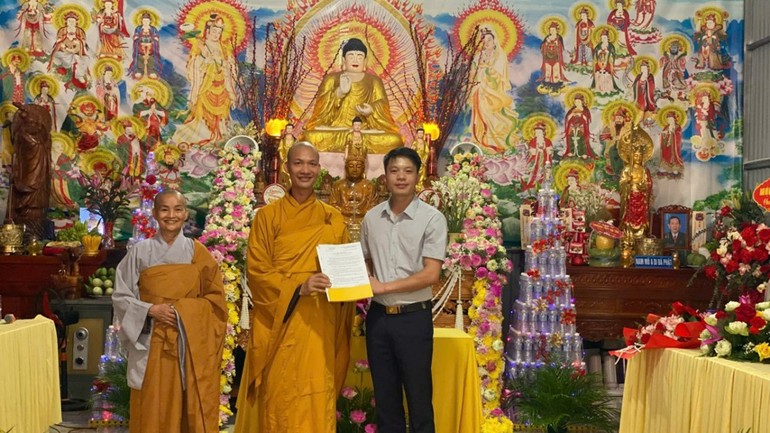 Ông Quàng Văn Trường, Phó chủ tịch UBND xã Nà Tấu trao quyết định thành lập điểm sinh hoạt tôn giáo tập trung Linh Phước cho đại diện Ban Trị sự tỉnh Điện Biên