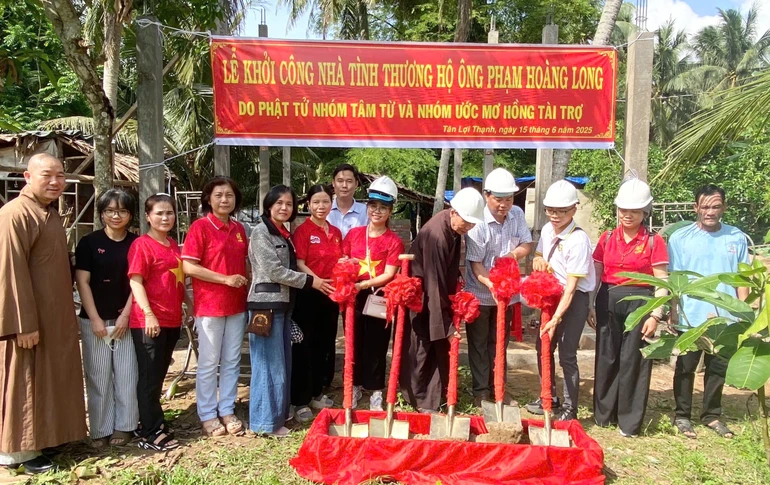 Lễ động thổ khởi công nhà tình thương cho gia đình ông Phạm Hoàng Long, tại H.Giồng Trôm