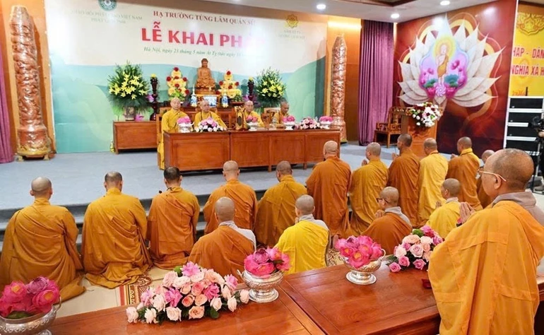 Đại diện hành giả An cư kiết hạ tại trường hạ tùng lâm Quán Sứ tác bạch tại lễ khai pháp