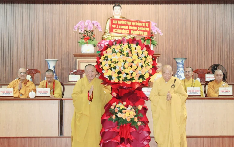 Trưởng lão Hòa thượng Thích Thiện Pháp tặng hoa chúc mừng khóa huân tu do Ban Trị sự GHPGVN tỉnh lần đầu tiên tổ chức