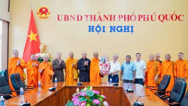 Đoàn Ban Trị sự GHPGVN tỉnh tặng quà tri ân lãnh đạo UBND TP.Phú Quốc