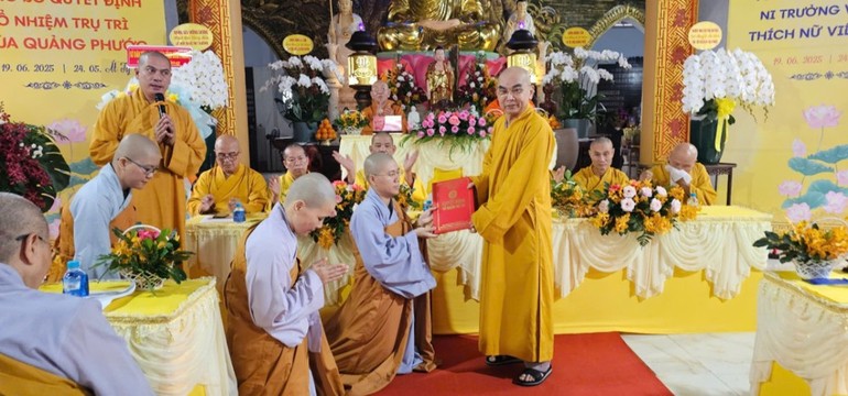 Hòa thượng Thích Tỉnh Cường trao quyết định đến Sư cô tân trụ trì
