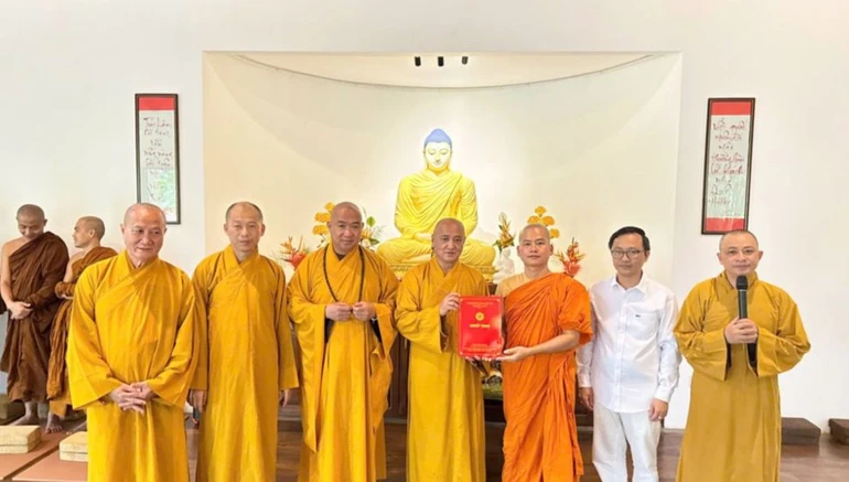 Hòa thượng Thích Huệ Thông trao quyết định đến Đại đức Thích Pháp Quang