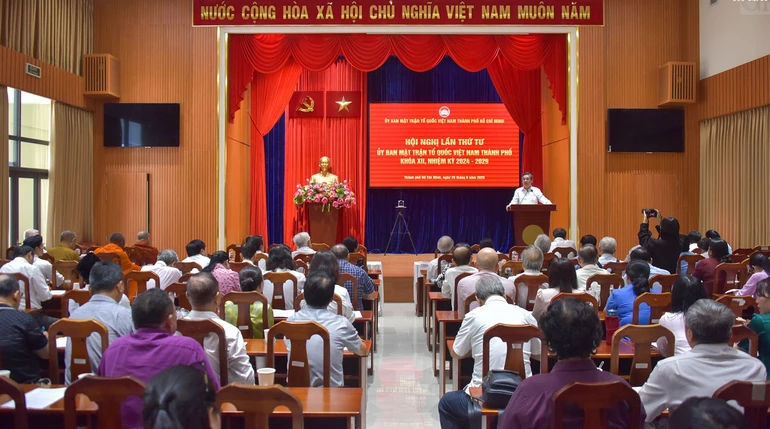 Ông Nguyễn Phước Lộc phát biểu tại hội nghị lần thứ 4 khóa XII do Ban Thường trực UBMTTQVN TP.HCM tổ chức - Ảnh: Quảng Đạo