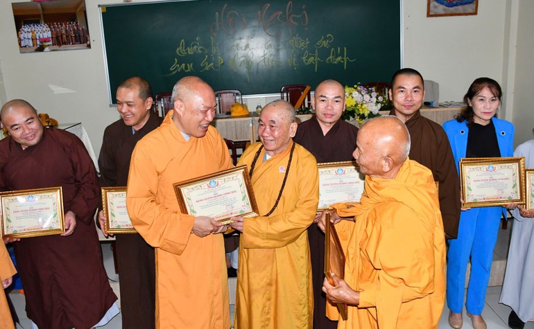 Chư tôn đức hoan hỷ chia tay trước ngày dừng hoạt động Ban Trị sự cấp huyện