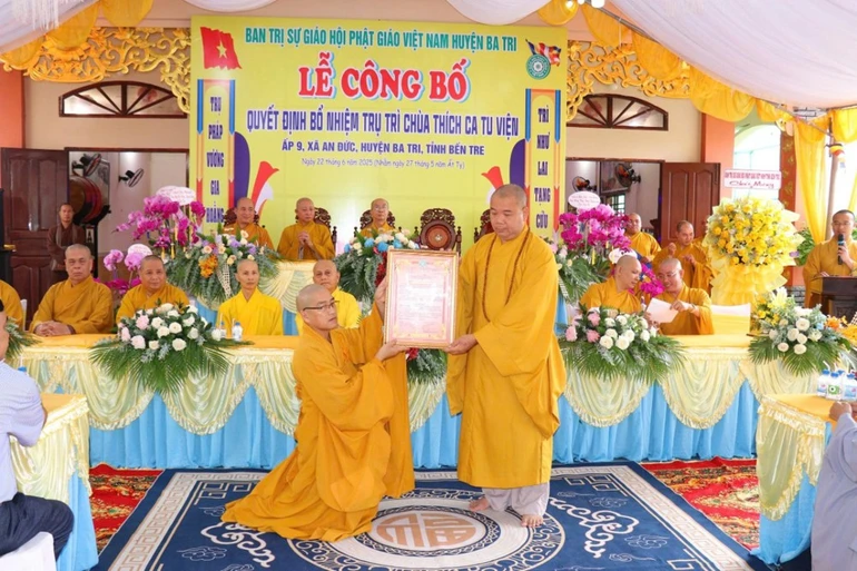 Thượng tọa Thích Trí Thọ trao quyết định chính thức bổ nhiệm trụ trì Thích Ca tu viện đến Đại đức Thích Trung Sang
