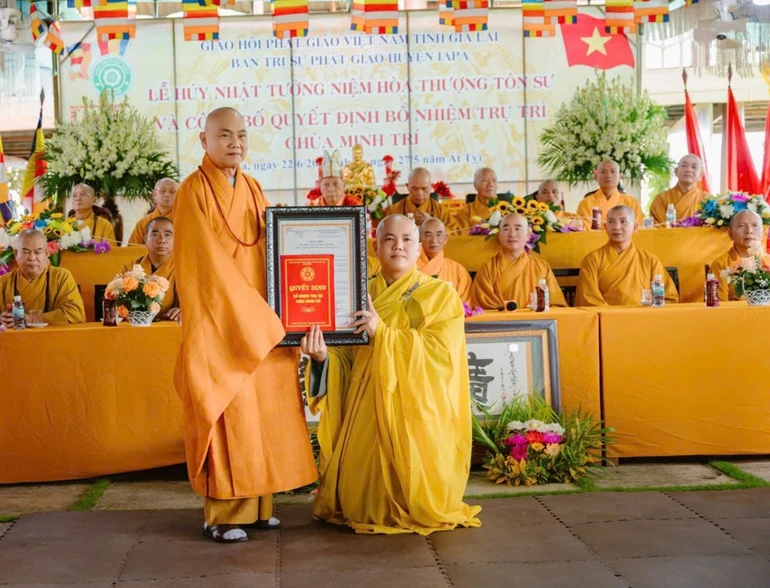 Hòa thượng Thích Từ Vân trao quyết định bổ nhiệm trụ trì chùa Minh Trí đến Đại đức Thích Trung Thiện