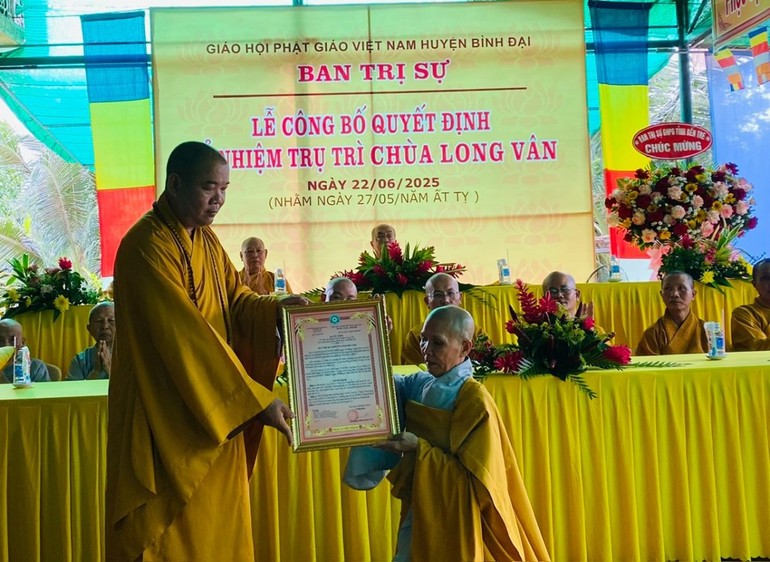 Thượng tọa Thích Trí Thọ trao quyết định bổ nhiệm trụ trì chùa Long Vân đến Sư cô Thích nữ Trung Phát
