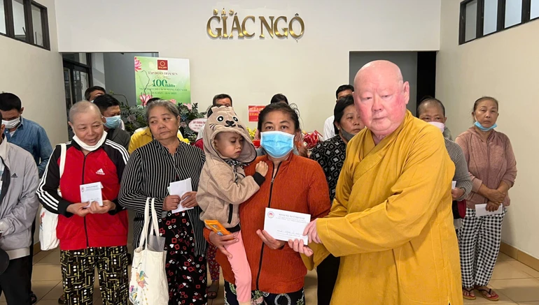 Hòa thượng Thích Duy Trấn trao tiền của bạn đọc hỗ trợ bệnh nhân nghèo - Ảnh: BTTXH BGN
