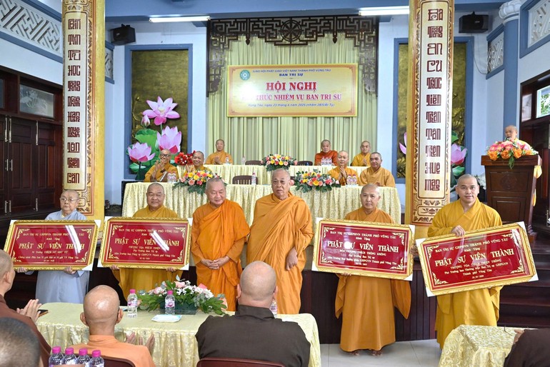 Chư vị Hòa thượng trao khánh vàng tri ân chư tôn đức Tăng Ni đã tích cực đóng góp xây dựng và phát triển TP.Vũng Tàu