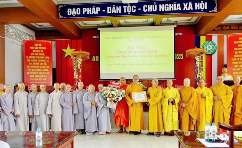  Ban Trị sự tỉnh trao Bằng công đức đến Ban Trị sự GHPGVN cấp huyện nhiệm kỳ 2021-2026