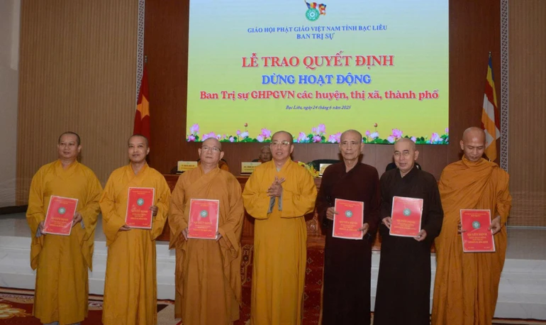Ban Trị sự Phật giáo tỉnh trao quyết định dừng hoạt động Ban Trị sự GHPGVN huyện, thị, thành phố nhiệm kỳ 2021-2026