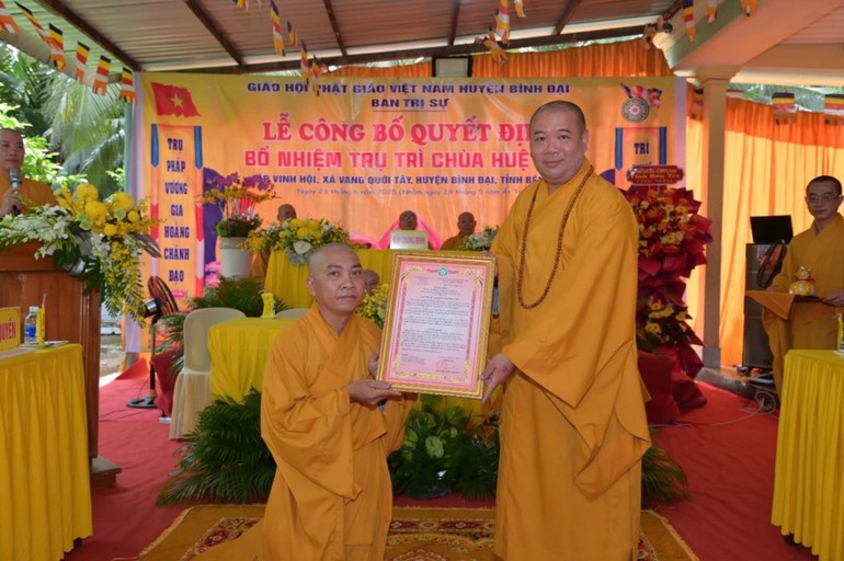 Thượng tọa Thích Trí Thọ trao quyết đến Đại đức Thích Huệ Trang, trụ trì chùa Huệ Lâm