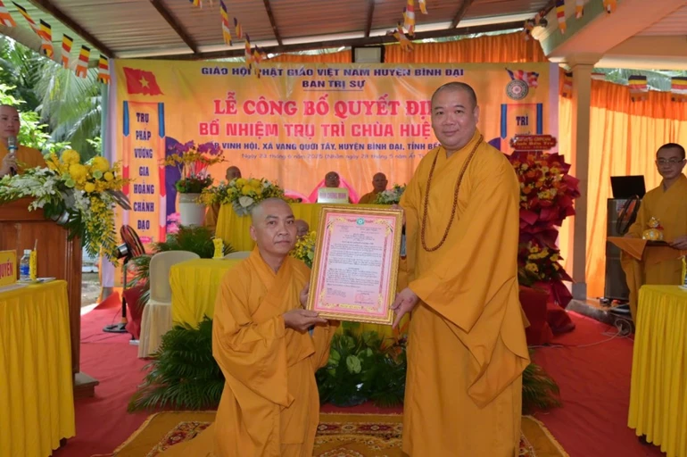 Thượng tọa Thích Trí Thọ trao quyết đến Đại đức Thích Huệ Trang, trụ trì chùa Huệ Lâm