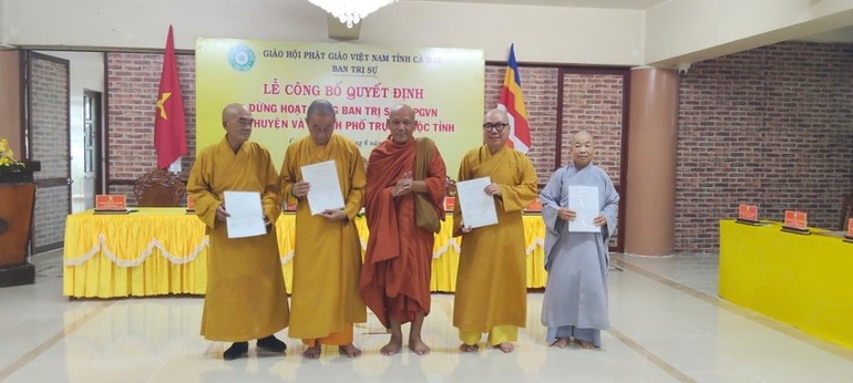 Hòa thượng Thạch Hà trao quyết định dừng hoạt động của Ban Trị sự TP.Cà Mau và 3 huyện: Thới Bình, Đầm Dơi và Phú Tân