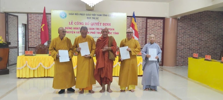 Hòa thượng Thạch Hà trao quyết định dừng hoạt động của Ban Trị sự TP.Cà Mau và 3 huyện: Thới Bình, Đầm Dơi và Phú Tân