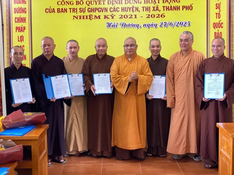 Thượng tọa Thích Thanh Vân trao quyết định công cử đại diện liên hệ công tác của Ban Trị sự GHPGVN tỉnh Hải Dương, nhiệm kỳ 2022-2027 phụ trách các xã phường (mới) 