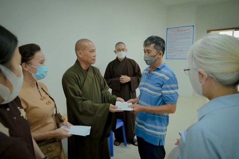  Thượng tọa Thích Trí Chơn trao quà, chia sẻ với bệnh nhân có hoàn cảnh khó khăn