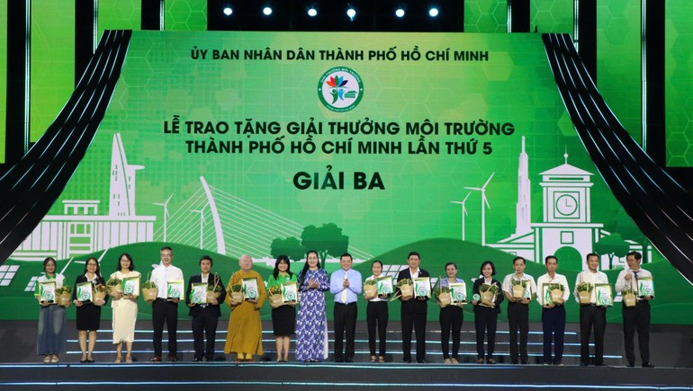 Hòa thượng Thích Duy Trấn, đại diện Câu lạc bộ Hành Trình Xanh nhận Giải ba Môi trường TP.HCM - Ảnh: MTTTQVN TP