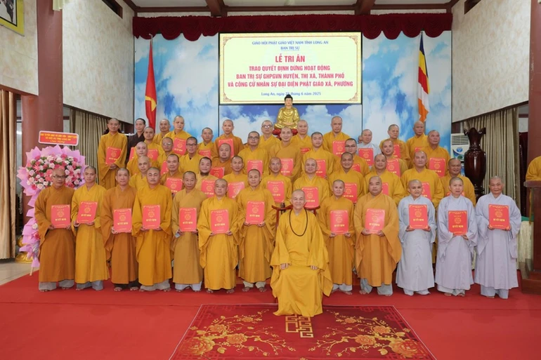 Hòa thượng Thích Minh Thiện trao quyết định công cử nhân đại diện Phật giáo phường, xã trực thuộc Ban Trị sự GHPGVN tỉnh Long An nhiệm kỳ 2022-2027