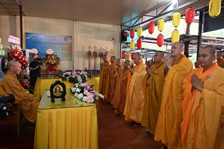 Đại diện chư Tăng Ni hành giả dâng lời thỉnh cầu Hòa thượng khai giảng Vô thượng Đại thừa pháp bảo