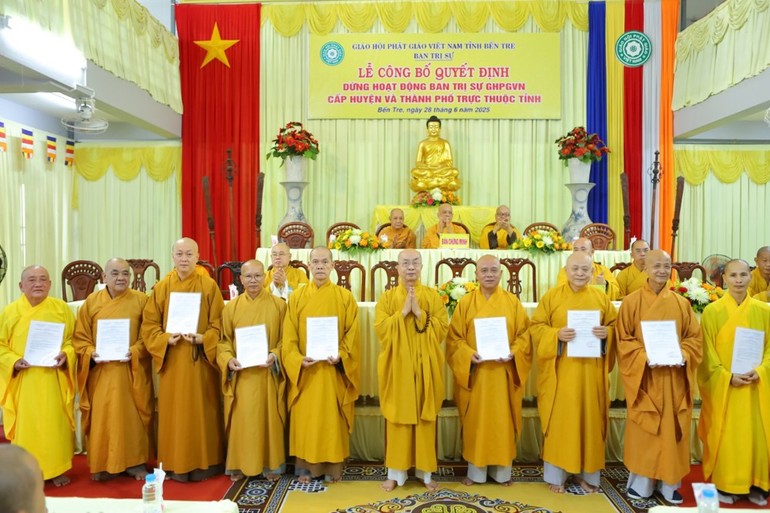 Hòa thượng Thích Nhựt Tấn trao quyết định dừng hoạt động 9 Ban Trị sự GHPGVN huyện, thành phố trực thuộc GHPGVN tỉnh Bến Tre