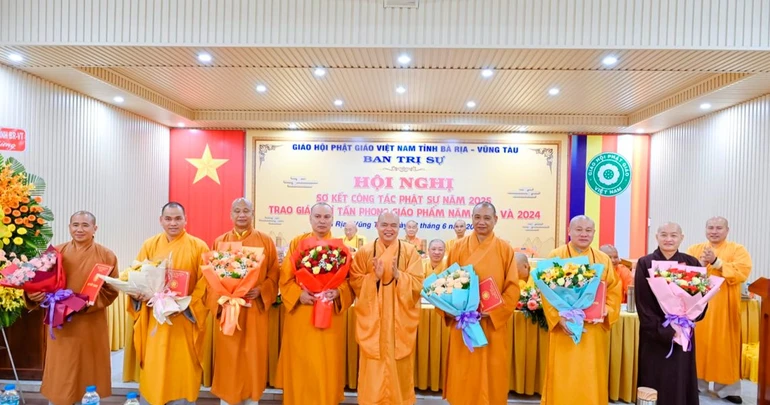 Chư tôn đức đại diện 7 Ban Trị sự GHPGVN huyện, thành phố thuộc GHPGVN tỉnh nhận hoa tri ân