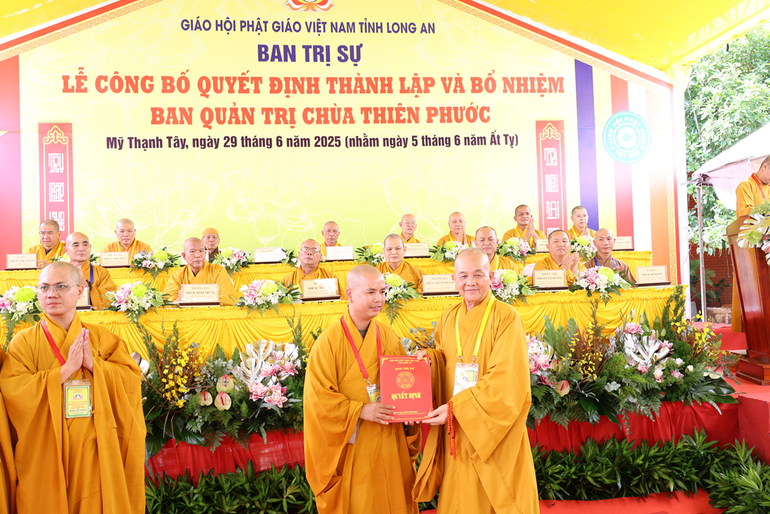 Hòa thượng Thích Minh Thiện trao quyết định bổ nhiệm trụ trì chùa Thiên Phước