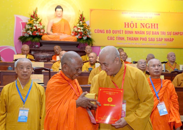 Hòa thượng Thích Huệ Thông, Phó Chủ tịch Hội đồng Trị sự trao quyết định đến Hòa thượng Thạch Sok Xane, Trưởng ban Trị sự GHPGVN tỉnh Vĩnh Long (mới) - Ảnh: Bảo Toàn/BGN