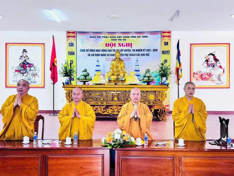 Chư tôn đức tham dự hội nghị công bố dừng hoạt động 13 Ban Trị sự Phật giáo cấp huyện 