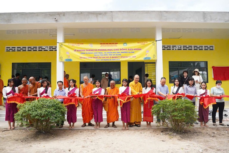 Cắt băng khánh thành 3 phòng học dành cho học sinh Khmer tại P.An Phú, TX.Tịnh Biên