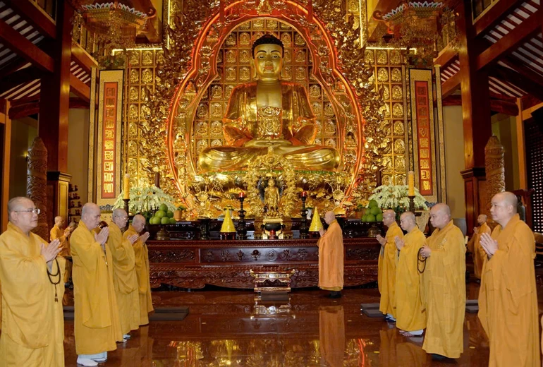 Chư Tăng cử hành khóa lễ tại chánh điện Việt Nam Quốc Tự - Ảnh: Bảo Toàn/BGN