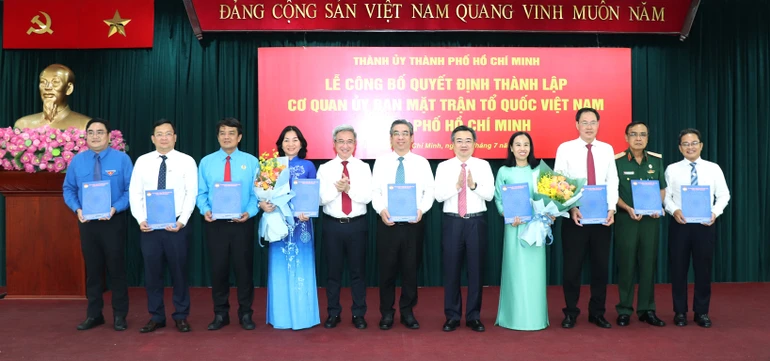 Lãnh đạo Thành ủy TP.HCM chúc mừng Ban Thường trực Ủy ban MTTQVN TP.HCM - Ảnh: MTTQVN TP