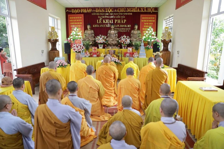 Tăng, Ni hành giả trường hạ Liêu Hải đảnh lễ Hòa thượng Hạ chủ trường hạ