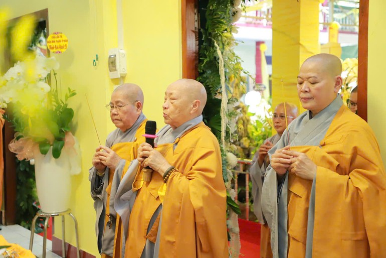 Chư Ni Phân ban Ni giới T.Ư, TP.HCM thành kính dâng hương tưởng niệm Ni trưởng Thích nữ Như Tâm