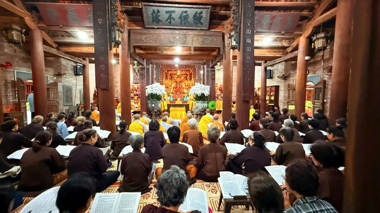 Chư Tăng Ni, Phật tử tham dự trì tụng kinh Dược Sư cầu nguyện quốc thái dân an