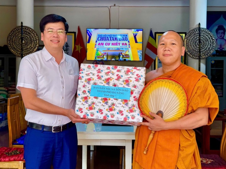 Ông Nguyễn Cao Cường trao quà đến chư Tăng trường hạ chùa Tam Bảo đến Đại đức Thích Pháp Hiếu