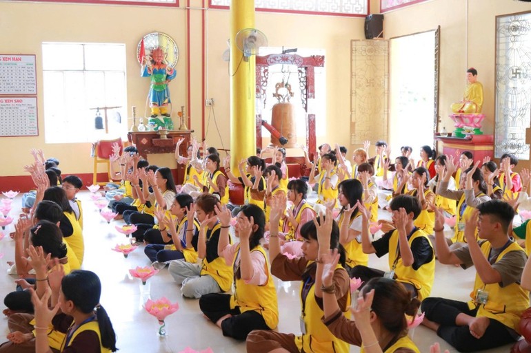 Thanh thiếu niên tham gia khóa tu mùa hè “Xứ sở sen hồng” với chủ đề Đi tìm hạnh phúc