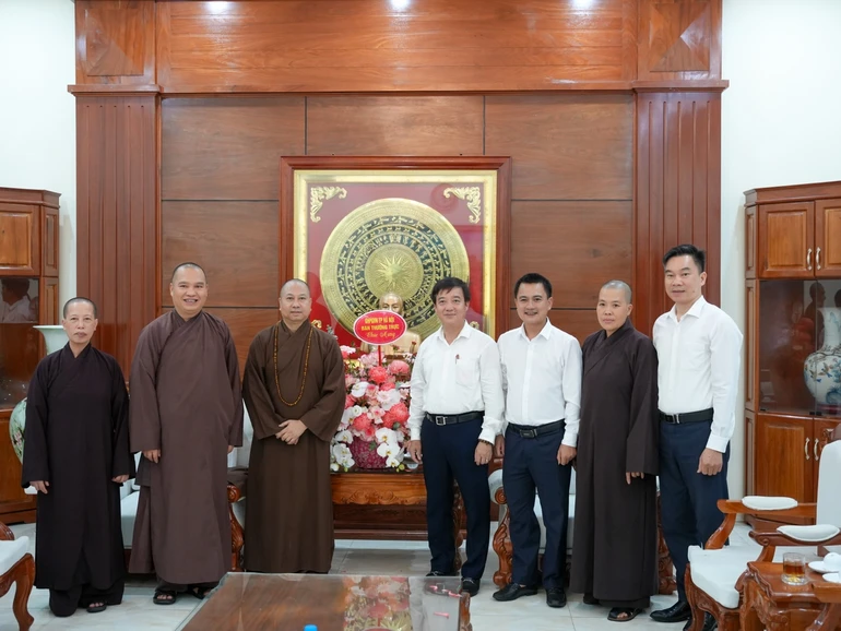 Đại diện Ban Thường trực Ban Trị sự GHPGVN TP.Hà Nội thăm, chúc mừng lãnh đạo các địa phương sau sáp nhập