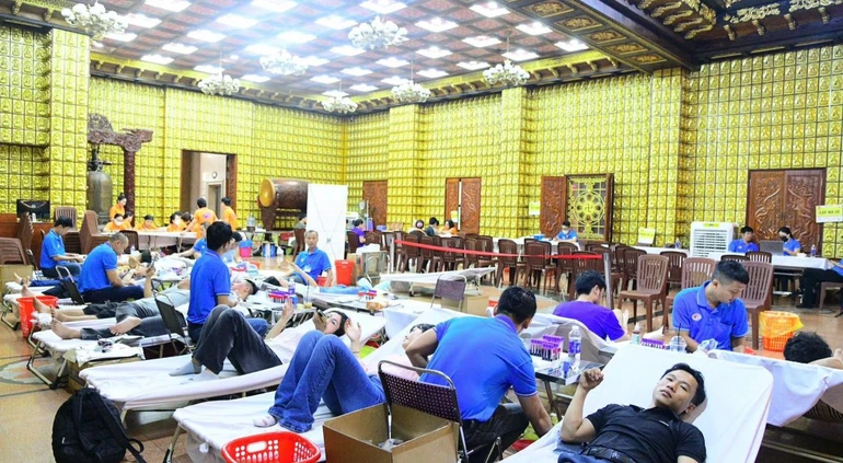 Tình nguyện viên hiến máu tại chùa Giác Ngộ - Ảnh: Quang Tròn