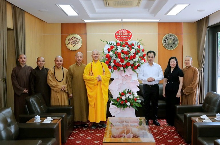 Phái đoàn Ban Trị sự GHPGVN tỉnh Thái Nguyên tới thăm và chúc mừng lãnh đạo tại Trụ sở Tỉnh ủy