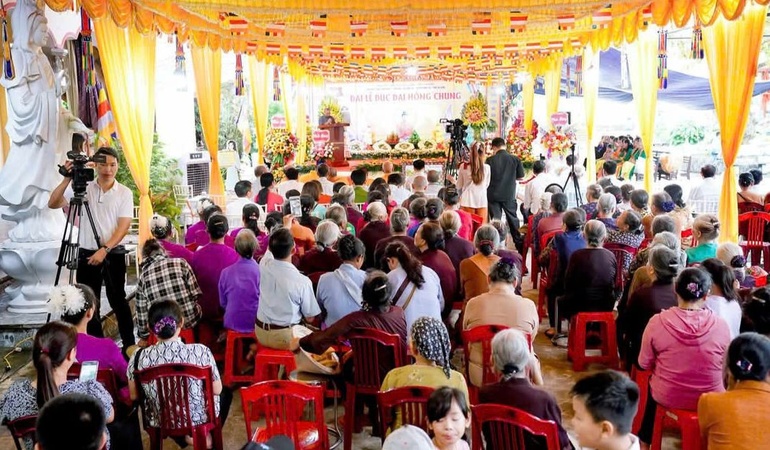 Quang cảnh buổi lễ rót đồng đúc đại hồng chung chùa Nội